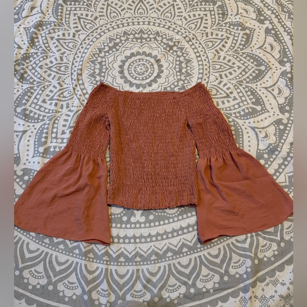Cute trumpet sleeve ruched top